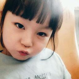 眼睛妹自拍吃瓜,趣味横生瞬间捕捉