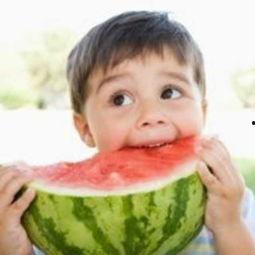 小孩吃瓜头像男生,小男孩的夏日吃瓜时光