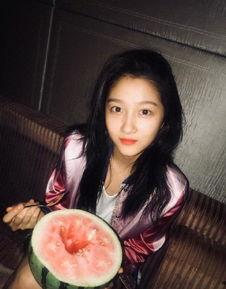 关晓彤吃瓜王,娱乐圈的“吃瓜王”，揭秘明星幕后故事