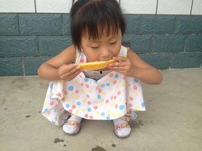 看见宝宝吃瓜,初尝瓜果的甜蜜瞬间