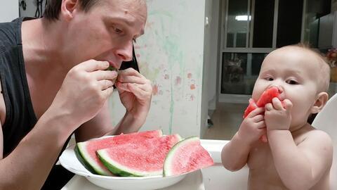 和小朋友抢瓜吃,与小朋友共享夏日抢瓜乐趣